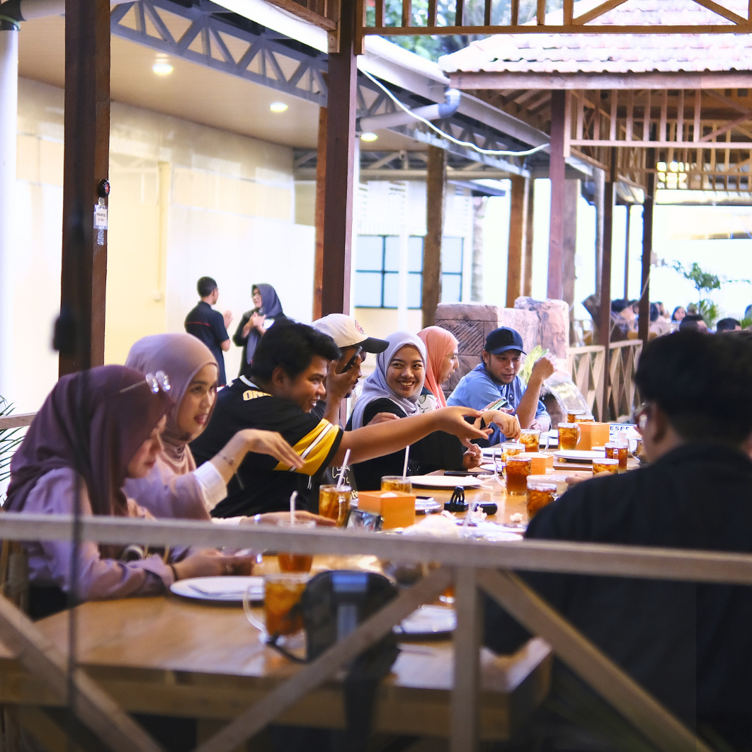 Makan di Rumah Makan Torani